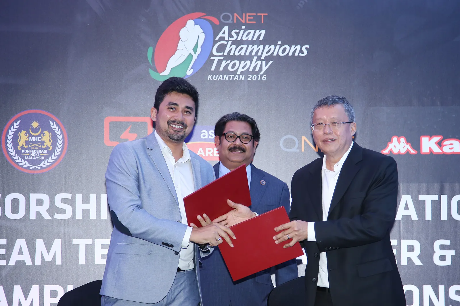 MHC Chief Executive Officer, Logan Raj (left) exchanging the MoU documents with Mohd Afiq Tam Abdullah (right), Managing Director of Novature Sdn Bhd (Kappa Malaysia) as MHC President, Dato' Sri Subahan Kamal looks on during the Sponsorship of Malaysia…