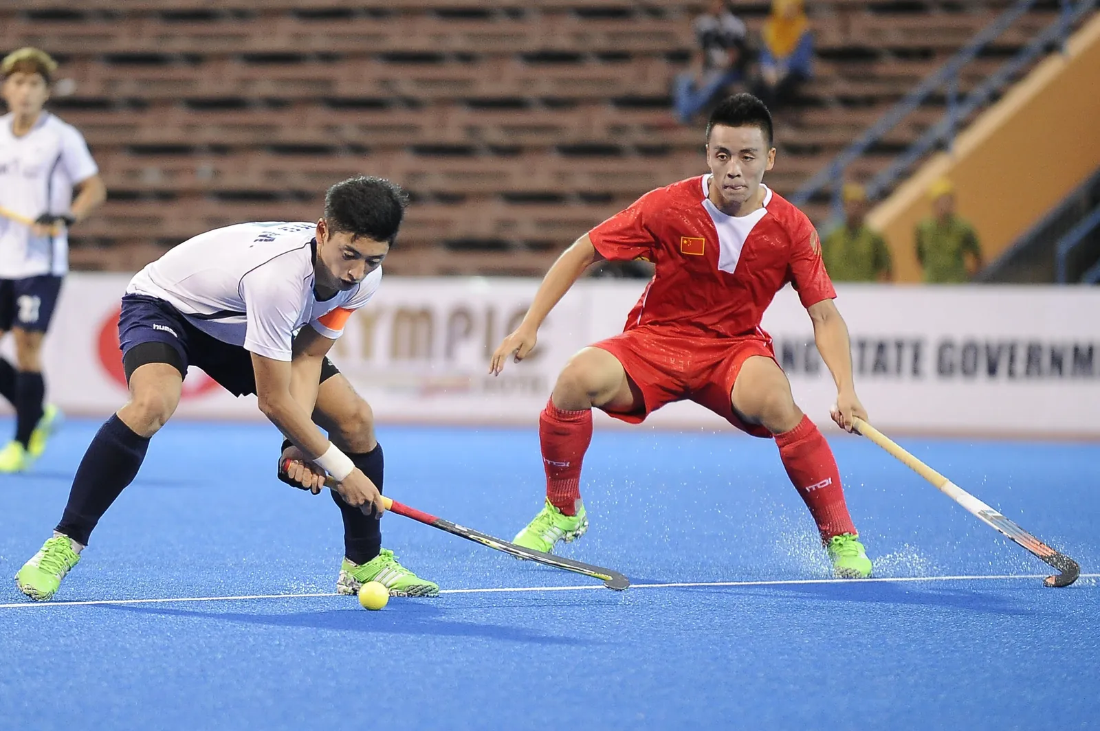 Ketua pasukan Korea, Jung Manjae (kiri) mengawal bola sambil cuba diasak oleh pemain China pada perlawanan QNET Trofi Juara-Juara Asia yang berlangsung di Stadium Hoki Wisma Belia, Kuantan sebentar tadi. Perlawanan berkesudahan Korea menang 5-3.