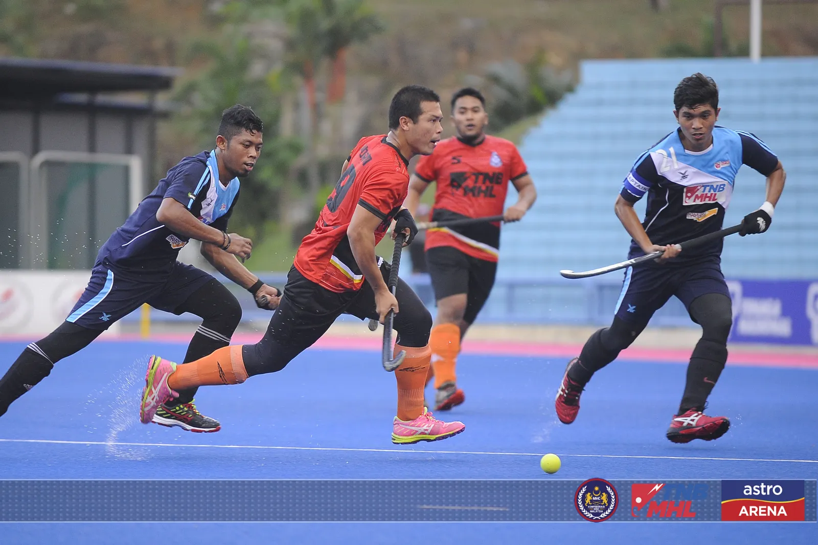 Nur Insafi and Police in President Cup final