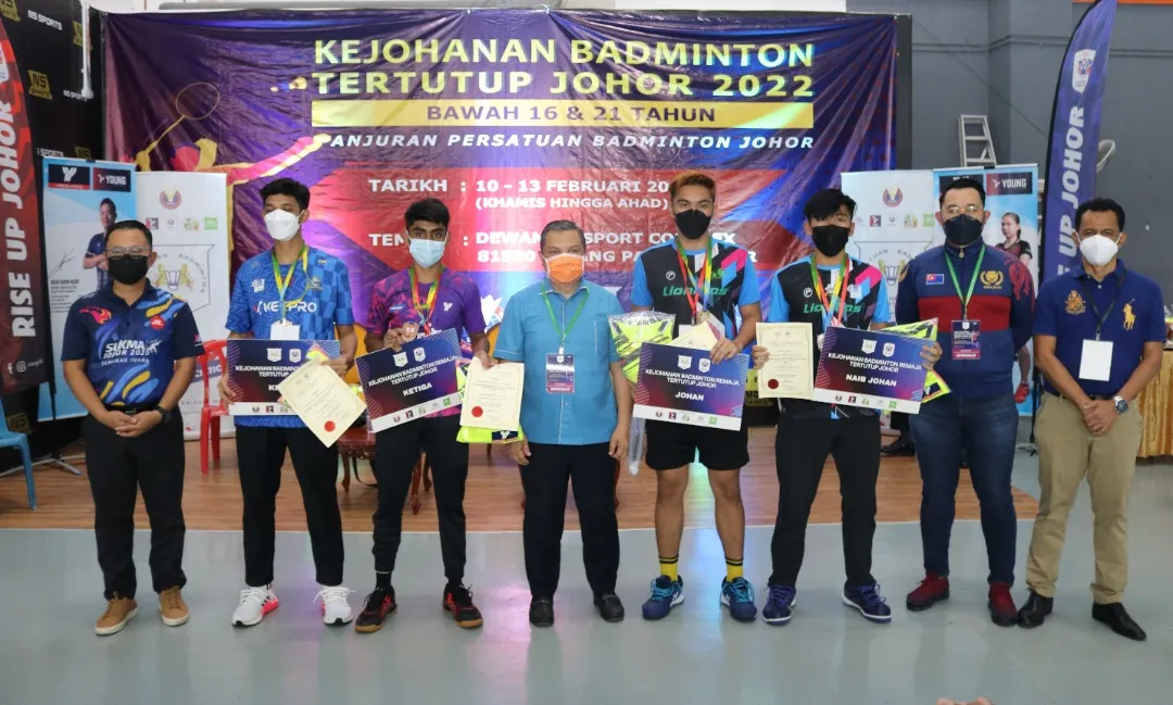 ASHRAF DANIEL TRIUMPHANT AT THE 2022 JOHOR CLOSE BADMINTON CHAMPIONSHIP.